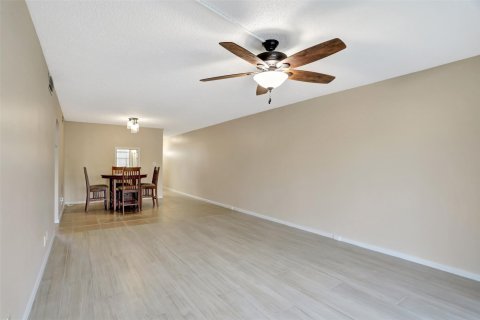 Condominio en venta en Coconut Creek, Florida, 2 dormitorios, 107.3 m2 № 1073612 - foto 20