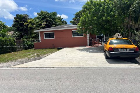 Propiedad comercial en venta en Miami, Florida, 162.21 m2 № 1233766 - foto 1