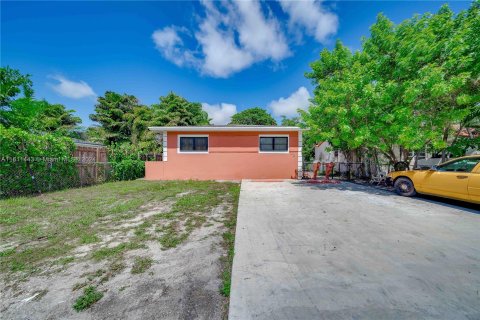 Commercial property in Miami, Florida 162.21 sq.m. № 1233766 - photo 17