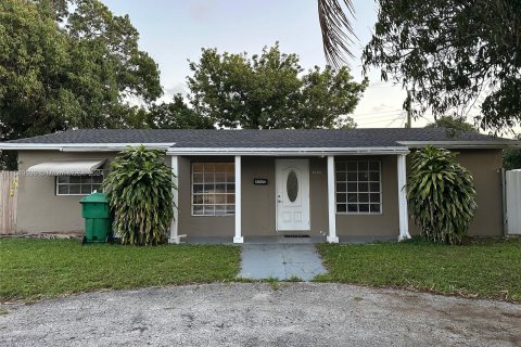 House in Lauderhill, Florida 4 bedrooms, 108.7 sq.m. № 1070200 - photo 1