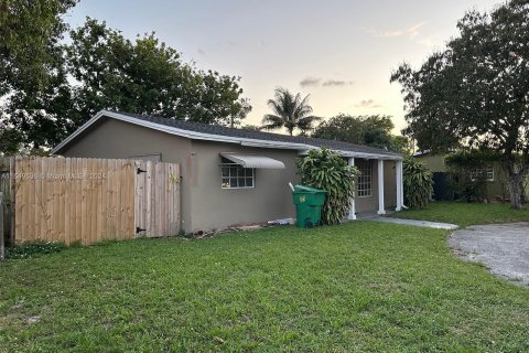 House in Lauderhill, Florida 4 bedrooms, 108.7 sq.m. № 1070200 - photo 5