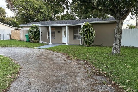 House in Lauderhill, Florida 4 bedrooms, 108.7 sq.m. № 1070200 - photo 4
