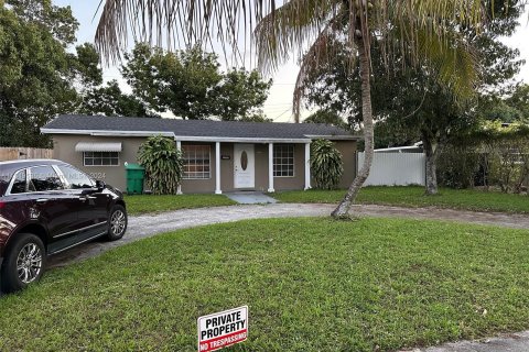 House in Lauderhill, Florida 4 bedrooms, 108.7 sq.m. № 1070200 - photo 3