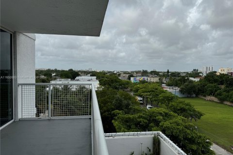 Apartamento en alquiler en Miami, Florida, 2 dormitorios, 82.96 m2 № 1351661 - foto 16