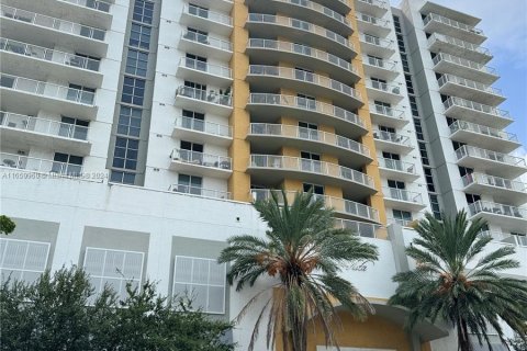 Apartamento en alquiler en Miami, Florida, 2 dormitorios, 82.96 m2 № 1351661 - foto 1