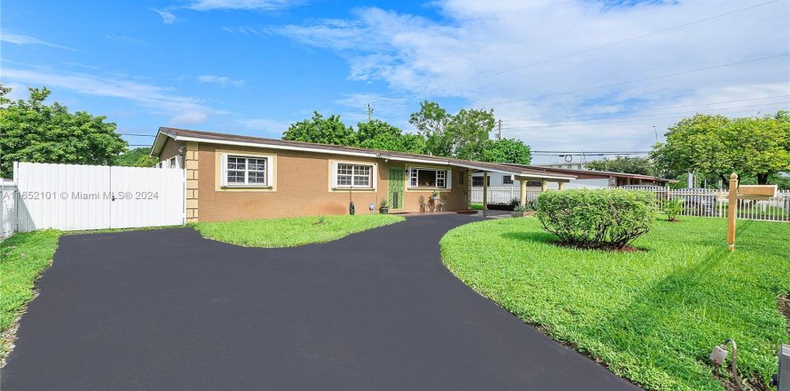 Villa ou maison à Miami Gardens, Floride 3 chambres, 113.81 m2 № 1351663