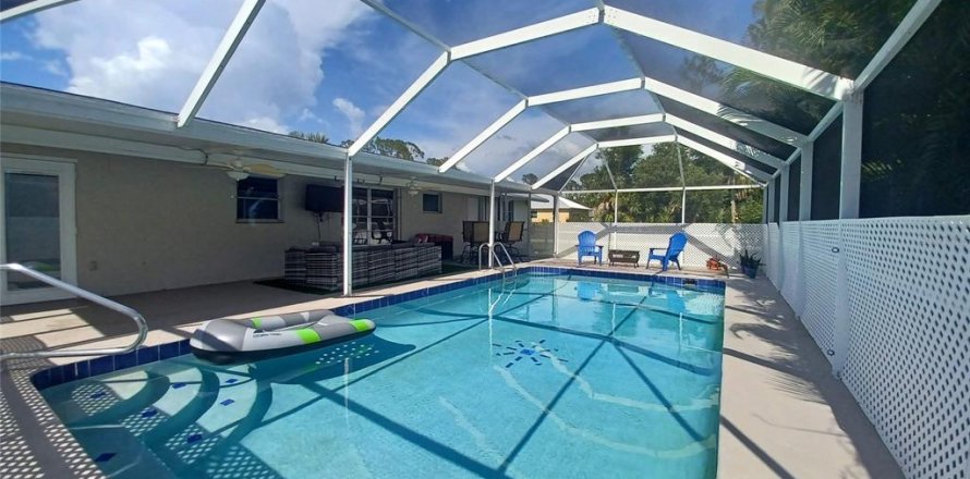 House in Port Charlotte, Florida 3 bedrooms, 141.77 sq.m. № 1361989