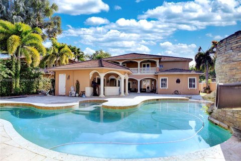 House in Miami Lakes, Florida 5 bedrooms, 366.03 sq.m. № 1065338 - photo 8
