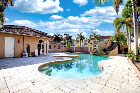 Villa ou maison à vendre à Miami Lakes, Floride: 5 chambres, 366.03 m2 № 1065338 - photo 7
