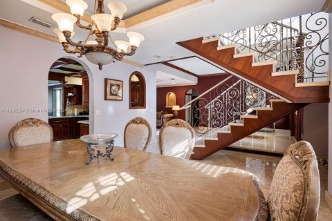 Villa ou maison à vendre à Miami Lakes, Floride: 5 chambres, 366.03 m2 № 1065338 - photo 21