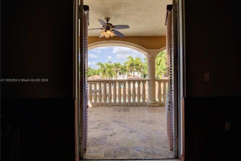 Villa ou maison à vendre à Miami Lakes, Floride: 5 chambres, 366.03 m2 № 1065338 - photo 11