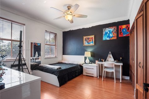 Casa en venta en Miami Lakes, Florida, 5 dormitorios, 366.03 m2 № 1065338 - foto 29