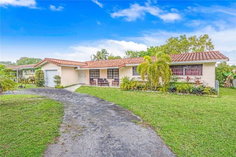 Villa ou maison à vendre à Miami Springs, Floride: 4 chambres, 182.46 m2 № 1019762 - photo 1