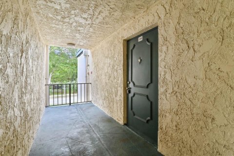 Condo in Tamarac, Florida, 2 bedrooms  № 1228713 - photo 1