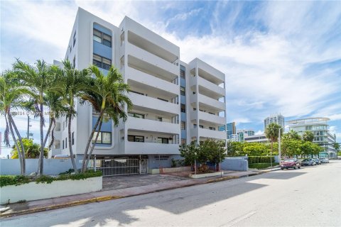 Condo in Miami Beach, Florida, 2 bedrooms  № 1241041 - photo 1