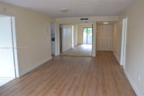 Condo in Miami Beach, Florida, 2 bedrooms  № 1241041 - photo 5