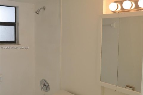 Condo in Miami Beach, Florida, 2 bedrooms  № 1241041 - photo 11