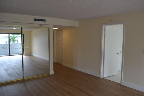 Condo in Miami Beach, Florida, 2 bedrooms  № 1241041 - photo 8