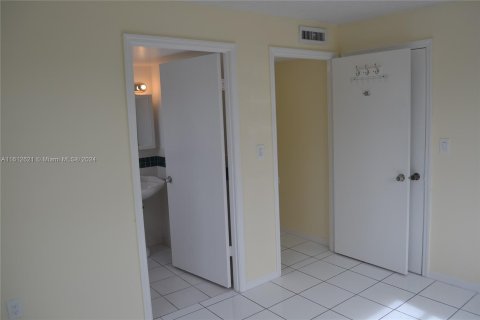 Condo in Miami Beach, Florida, 2 bedrooms  № 1241041 - photo 15