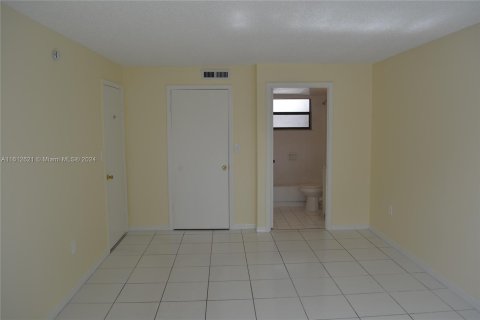 Condo in Miami Beach, Florida, 2 bedrooms  № 1241041 - photo 9