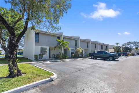 Townhouse in Pembroke Pines, Florida 3 bedrooms, 129.41 sq.m. № 1029676 - photo 1