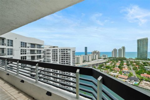 Condo in Aventura, Florida, 2 bedrooms  № 1227981 - photo 13