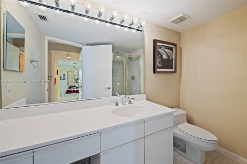 Condo in Aventura, Florida, 2 bedrooms  № 1227981 - photo 24