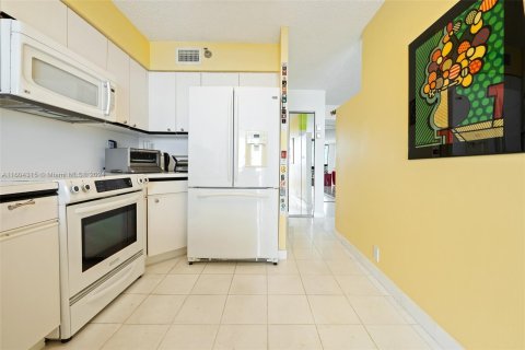 Condo in Aventura, Florida, 2 bedrooms  № 1227981 - photo 11