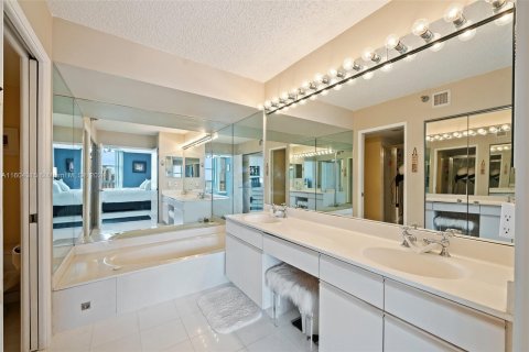 Condo in Aventura, Florida, 2 bedrooms  № 1227981 - photo 18