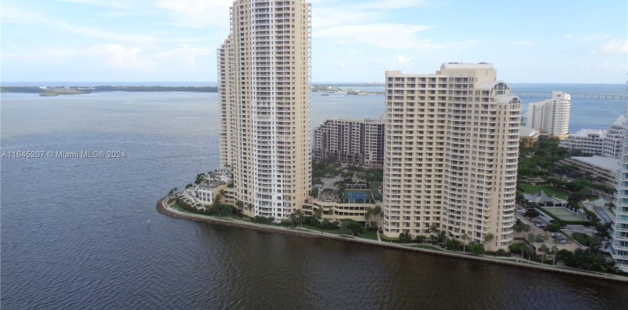 Condo in Miami, Florida, 3 bedrooms  № 1328038