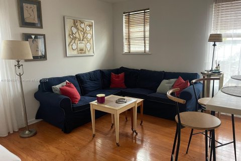 Condo in Miami Beach, Florida, 1 bedroom  № 1377591 - photo 3