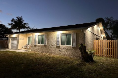 Купить виллу или дом в Лодерхилл, Флорида 3 спальни, 114.08м2, № 1073430 - фото 2