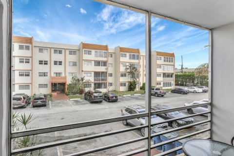 Condo in Lauderhill, Florida, 1 bedroom  № 1057876 - photo 2