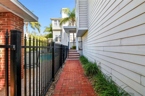 Townhouse in Tampa, Florida 3 bedrooms, 179.3 sq.m. № 1053641 - photo 5