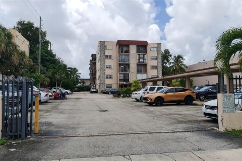 Condo in Miami, Florida, 2 bedrooms  № 1381582 - photo 2