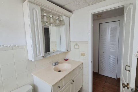 Condo in Miami, Florida, 2 bedrooms  № 1381582 - photo 25