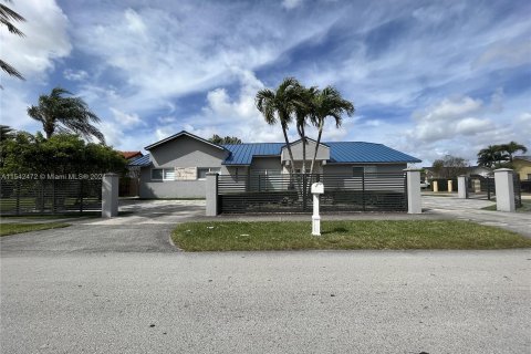 House in Miami, Florida 4 bedrooms, 221.94 sq.m. № 1039876 - photo 1