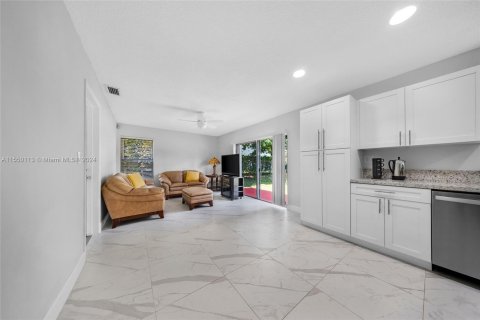 Casa en venta en Virginia Gardens, Florida, 3 dormitorios, 147.06 m2 № 1070073 - foto 20