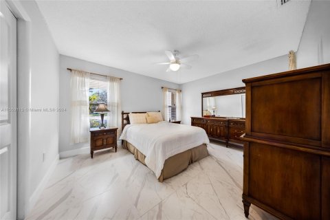 Casa en venta en Virginia Gardens, Florida, 3 dormitorios, 147.06 m2 № 1070073 - foto 15