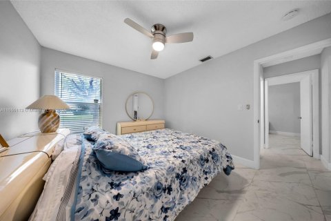 Casa en venta en Virginia Gardens, Florida, 3 dormitorios, 147.06 m2 № 1070073 - foto 10