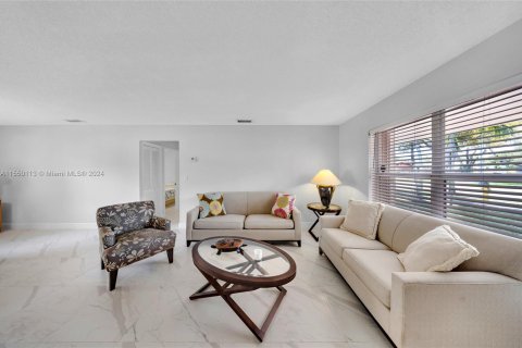 Casa en venta en Virginia Gardens, Florida, 3 dormitorios, 147.06 m2 № 1070073 - foto 2