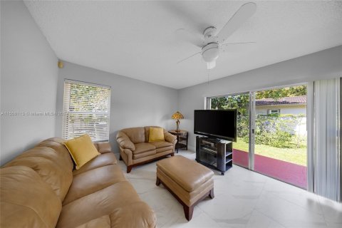 Casa en venta en Virginia Gardens, Florida, 3 dormitorios, 147.06 m2 № 1070073 - foto 25