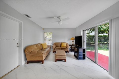 Casa en venta en Virginia Gardens, Florida, 3 dormitorios, 147.06 m2 № 1070073 - foto 24