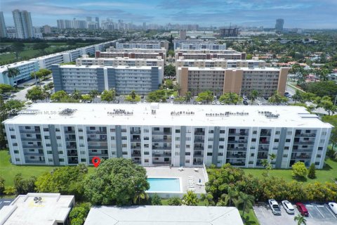 Condo in Hallandale Beach, Florida, 1 bedroom  № 1271349 - photo 1