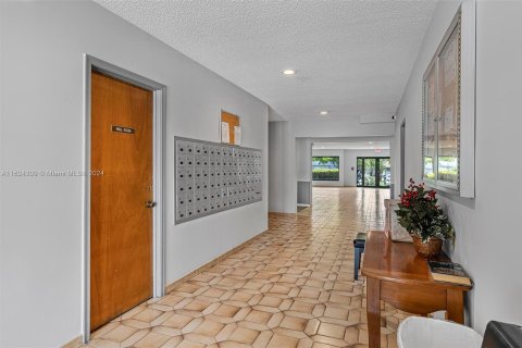 Condo in Hallandale Beach, Florida, 1 bedroom  № 1271349 - photo 3