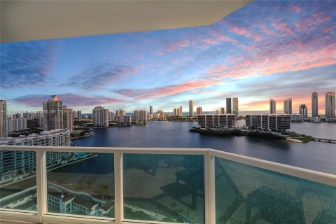 Condominio en venta en Aventura, Florida, 4 dormitorios, 328.22 m2 № 1271347 - foto 1