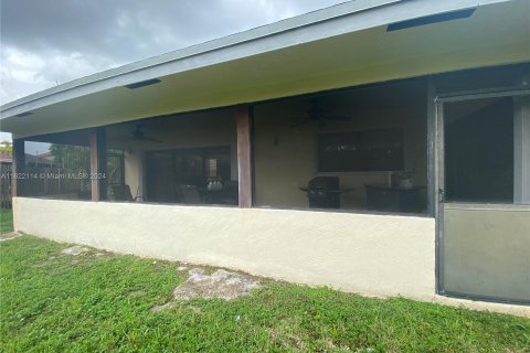 House in Miami, Florida 4 bedrooms, 196.77 sq.m. № 1269491 - photo 28