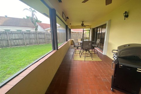 House in Miami, Florida 4 bedrooms, 196.77 sq.m. № 1269491 - photo 24