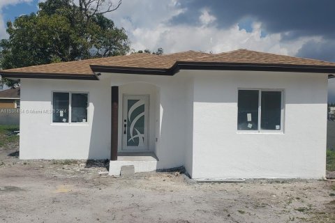 Купить виллу или дом в Майами-Гарденс, Флорида 3 спальни, 157.93м2, № 1050457 - фото 1