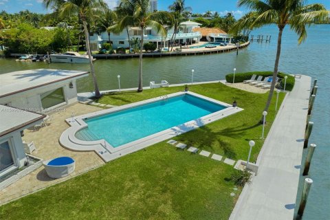 House in Miami, Florida 5 bedrooms, 481.61 sq.m. № 1220617 - photo 8